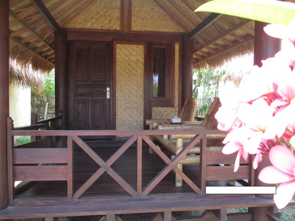 Selong Belanak Bungalows Exterior photo